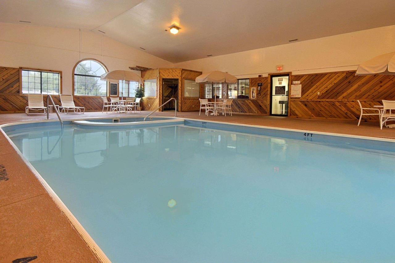 Hotel Super 8 By Wyndham Roscoe Village 2*