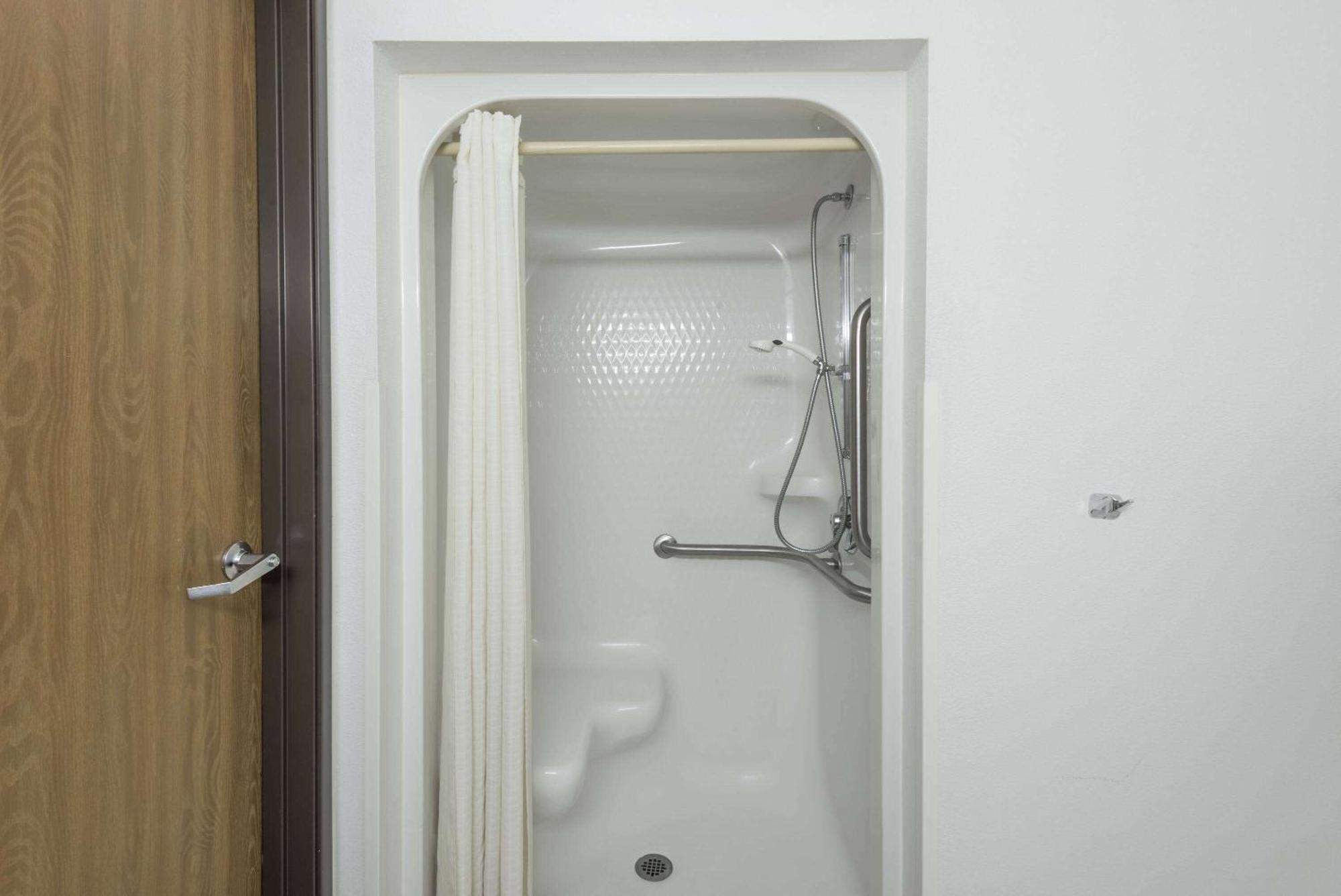 Super 8 By Wyndham Roscoe Village