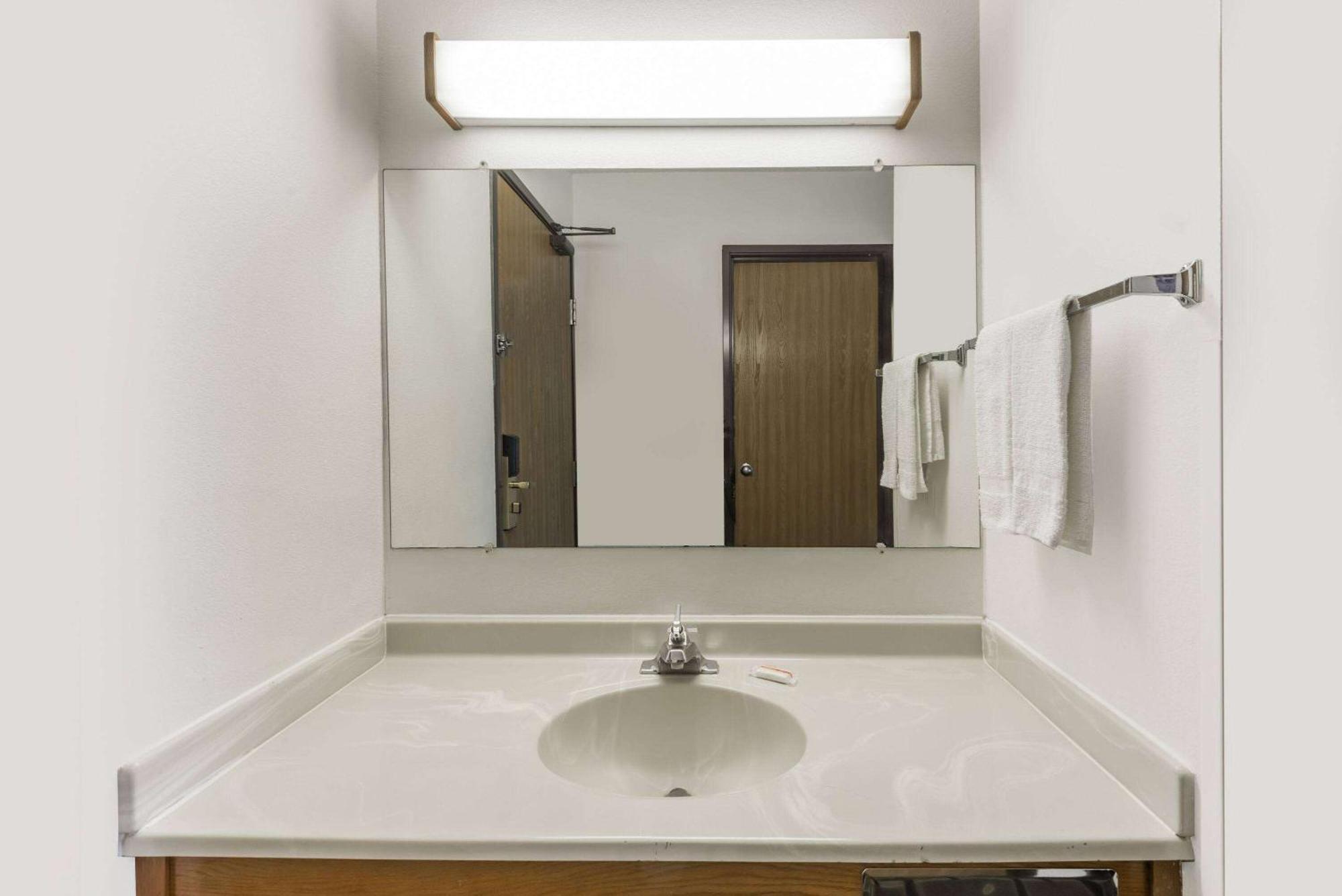 Super 8 By Wyndham Roscoe Village Hotel