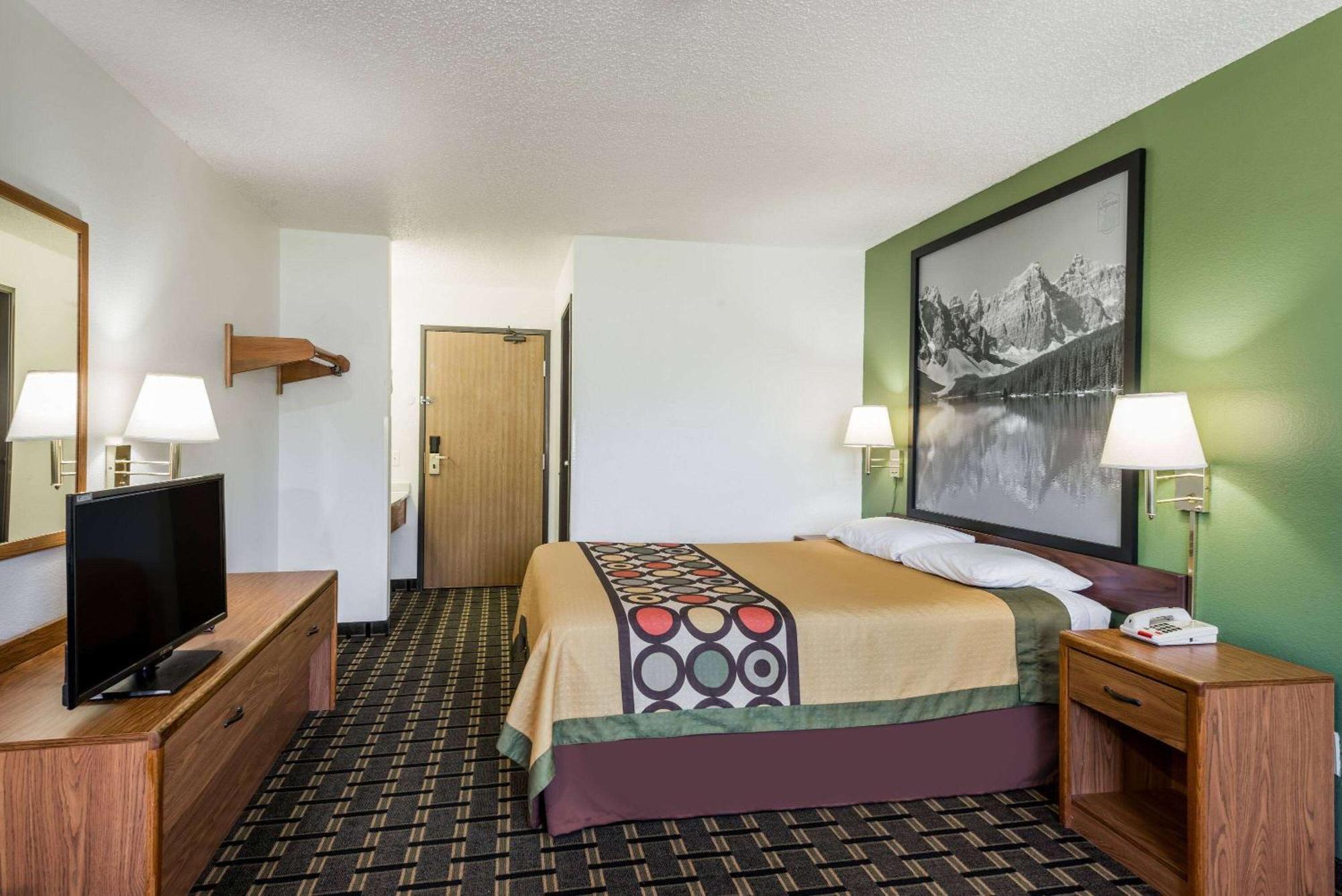 Super 8 By Wyndham Roscoe Village Hotel 2*