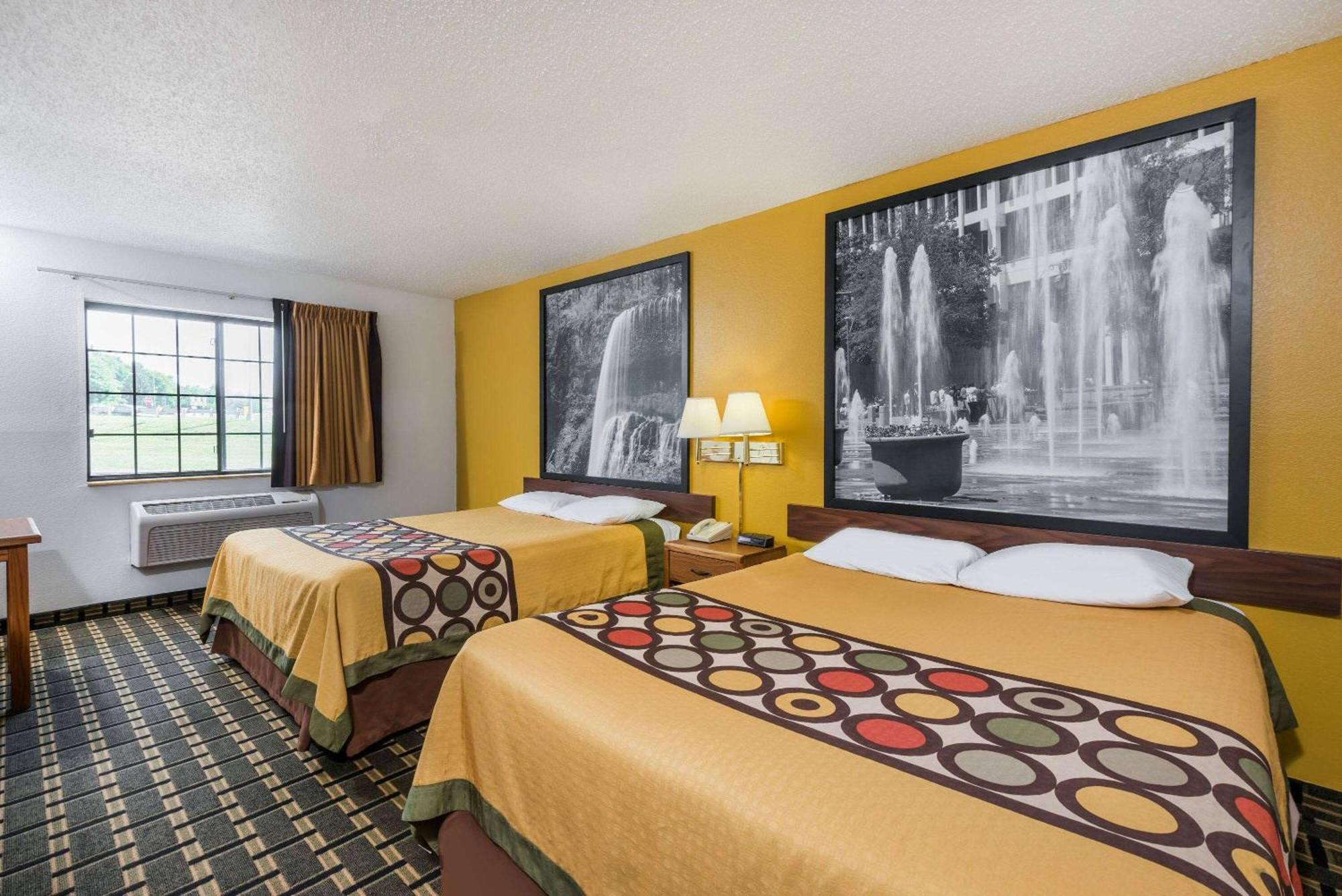 Hotel Super 8 By Wyndham Roscoe Village 2*